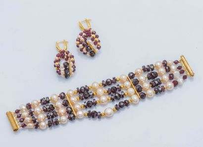  Set comprising a pair of earrings and a matching bracelet composed of five rows...