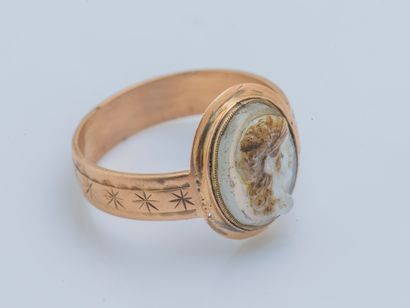  An 18K yellow gold ring (750 ‰) set with a cameo on agate depicting a profile of...