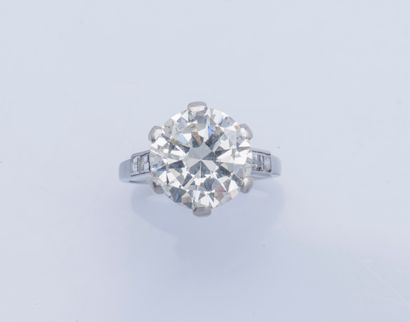 null A platinum (950 ‰) solitaire ring set with an open culet brilliant-cut diamond...