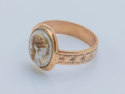 null An 18K yellow gold ring (750 ‰) set with a cameo on agate depicting a profile...