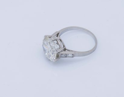 null A platinum (950 ‰) solitaire ring set with an open culet brilliant-cut diamond...