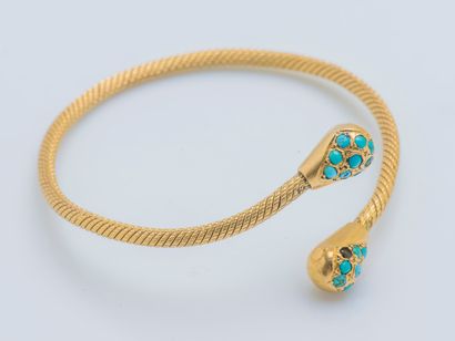  Bracelet jonc ouvert en or jaune 18 carats (750 ‰), le jonc à décor ciselé tel un...