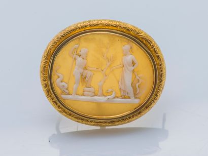 18K (750 ‰) yellow gold brooch adorned with a shell cameo decorated with a mythological...
