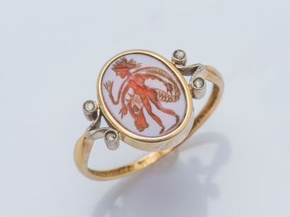Bague An 18K (750 ‰) yellow gold ring set with an intaglio on oval carnelian engraved...