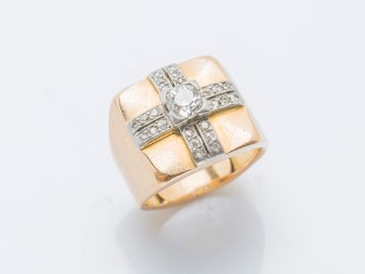 null An 18K (750 ‰) yellow gold and platinum (950 ‰) signet ring set with a diamond...