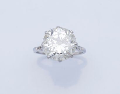  A platinum (950 ‰) solitaire ring set with an open culet brilliant-cut diamond (58...