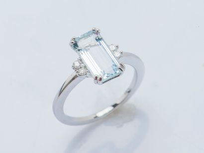  18K (750 ‰) white gold ring set with a rectangular aquamarine weighing approximately...