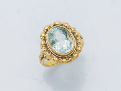 null An 18K (750 ‰) yellow gold ring set with an oval aquamarine weighing approximately...