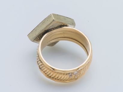  18K (750 ‰) yellow gold and metal ring adorned with a diamond-shaped micro-mosaic,...