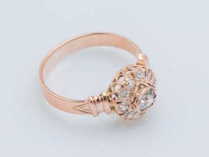  Bague en or rose 18 carats (750 ‰) ornée d’un diamant taillé en rose dans un entourage...
