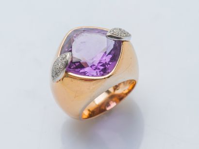 null Important 18K yellow gold (750 ‰) dome ring set with a cushion amethyst shouldered...