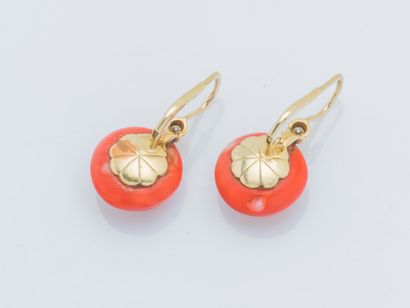  A pair of 14K yellow gold sleepers (585 ‰) each adorned with a coral button topped...