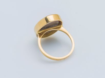 null An 18K (750 ‰) yellow gold ring set with an oval hardstone intaglio depicting...