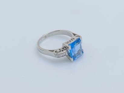  Platinum ring (950 ‰) adorned with a blue synthetic spinel of rectangular cut shouldered...
