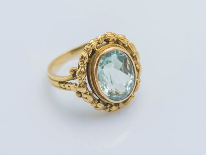 null An 18K (750 ‰) yellow gold ring set with an oval aquamarine weighing approximately...