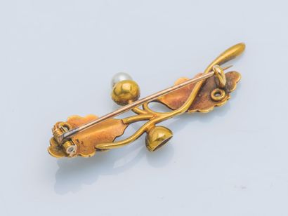  A 14-karat yellow gold (585 ‰) textured oak leaf brooch, the tassels formed with...