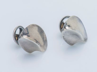 Alain DUCLOS Pair of silver cufflinks (800 ‰) each forming a lozenge with wave motifs....