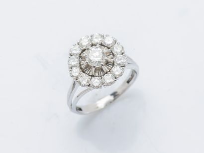 null 
Bague fleur en or gris 18 carats (750 ‰) et platine (850 ‰) sertie de diamants...