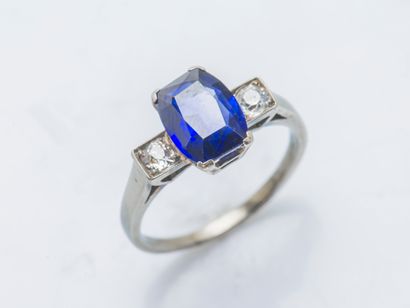 null Bague en or gris 14 carats (585 ‰) ornée d’un saphir Verneuil épaulé de deux...