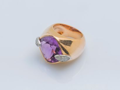 null Important 18K yellow gold (750 ‰) dome ring set with a cushion amethyst shouldered...