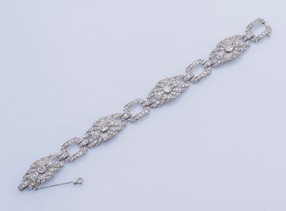 Bracelet ruban articulé en platine (950 ‰) à maillons fleuron et rectangulaires...