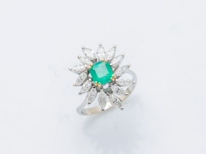 null An 18K (750 ‰) white gold daisy ring set with an emerald (sparkle) in a surround...