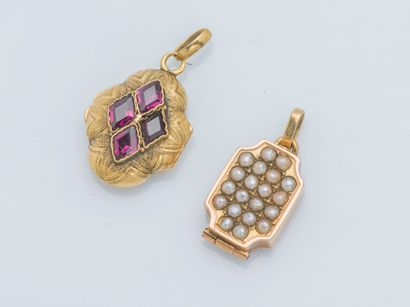  Lot of two opening pendants forming a photo holder in 18K yellow gold (750 ‰) one...