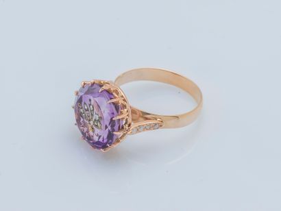  An 18K (750 ‰) rose gold ring set with a round amethyst set with rose-cut diamonds...