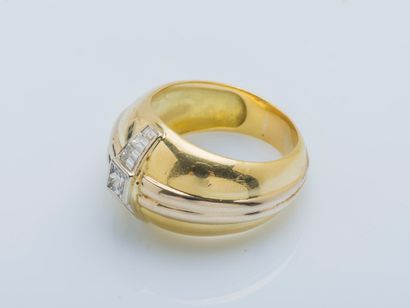 null Bague bandeau en or jaune 18 carats (750 ‰) sertie d’une ligne de diamants baguette,...