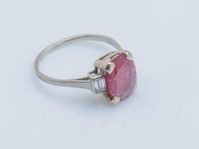 null Bague en platine (950 ‰) sertie d’un rubis de synthèse épaulé de deux diamants...