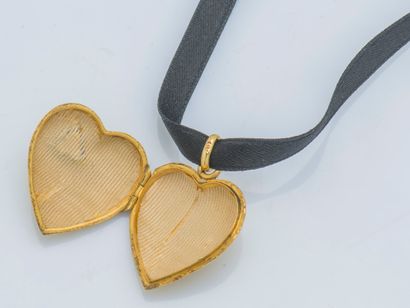 Pendentif porte-photo en or jaune 18 carats (750 ‰) en forme de cœur, à décor ciselé...