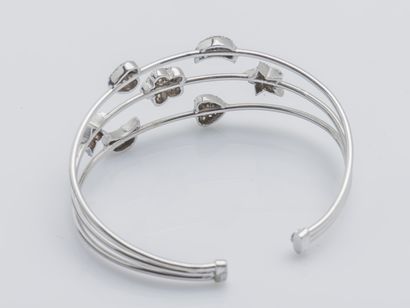 null Bracelet with three thin open bands forming a cuff in 18K (750 ‰) white gold...
