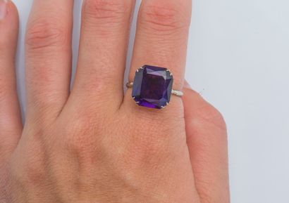 null An 18K (750 ‰) white gold ring set with a violet synthetic sapphire, rectangular...