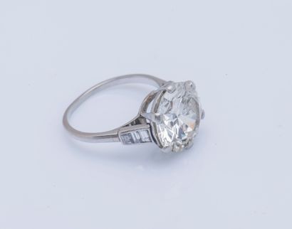  Bague solitaire en platine (950 ‰) ornée d’un diamant taillé en brillant à colette...