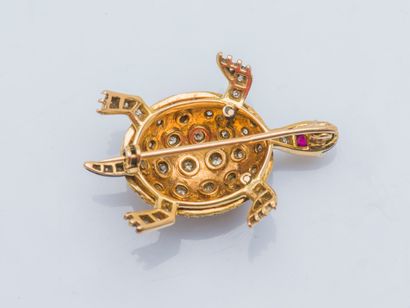 null 18K yellow gold (750 ‰) turtle brooch covered with black enamel and set with...