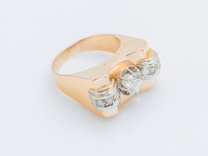 null An 18k yellow gold (750 ‰) and platinum (950 ‰) Tank ring adorned with an old-cut...