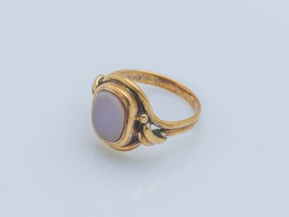  14K yellow gold (585 ‰) cachet ring set with an engraving agate plaque shouldered...