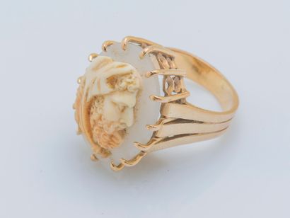 null Yellow gold ring 18 carats (750 ‰) adorned with a cameo on agate depicting Hercules...