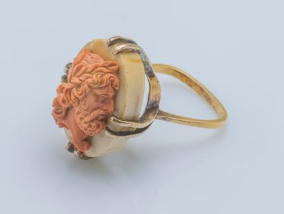 null Important 9-carat yellow gold ring (375 ‰) adorned with a cameo on agate depicting...