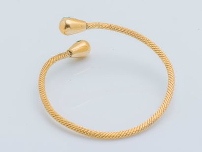  Bracelet jonc ouvert en or jaune 18 carats (750 ‰), le jonc à décor ciselé tel un...