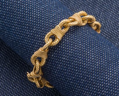 Bracelet 
An 18K yellow gold (750 ‰) bracelet with ten twisted cord links, tied with...