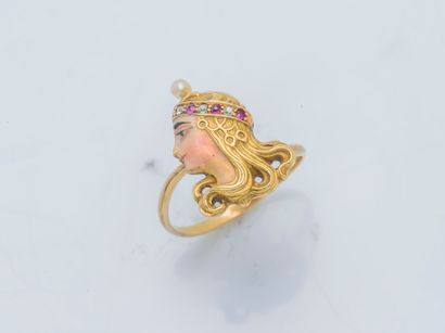  A 14-karat yellow gold ring (585 ‰) the bezel drawing a female profile wearing a...