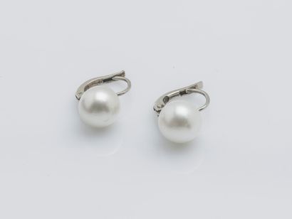  Pair of 18K (750 ‰) white gold sleepers each set with a cultured pearl approximately...
