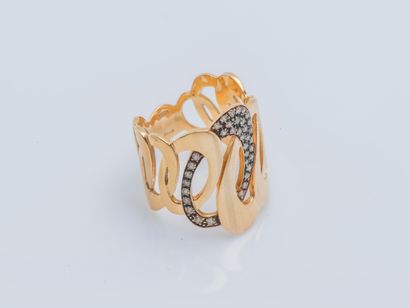 null An 18K (750 ‰) rose gold band ring drawing interlaced rings, one of which is...