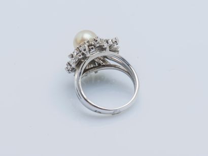  Bague fleur en or gris 18 carats (750 ‰) et platine (950 ‰) sertie d’une perle de...