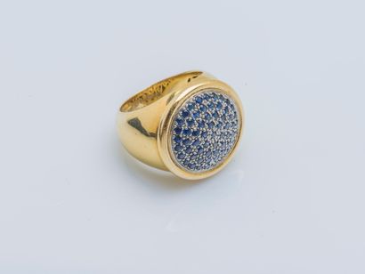 PREMIERS JOYAUX An 18k yellow gold (750 ‰) ball ring the round domed bezel set with...