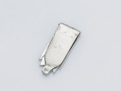 null Clip de revers en argent (925 ‰) serti de pierres blanches et de pierres rouges....