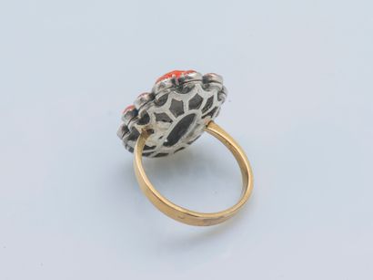 null An 18k yellow gold (750 ‰) and silver (800 ‰) flower ring adorned with a cameo...