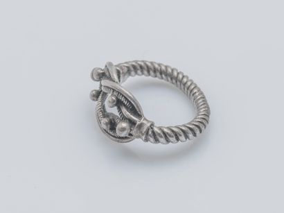  Bague en argent (800 ‰) stylisant un nœud d’Hercule, l’anneau bobine. Travail français,...