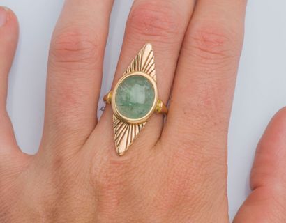 null An 18k yellow gold (750 ‰) marquise ring set with a green quartz cabochon framed...